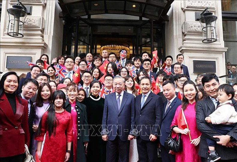 Сотрудники Посольства Вьетнама и представители вьетнамской диаспоры в Великобритании провожают Генерального секретаря ЦК КПВ То Лама с супругой. Фото: ВИА vna-potal-tong-bi-thu-ket-thuc-chuyen-tham-lien-hiep-vuong-quoc-anh-va-bac-ireland-stand-3633.jpg