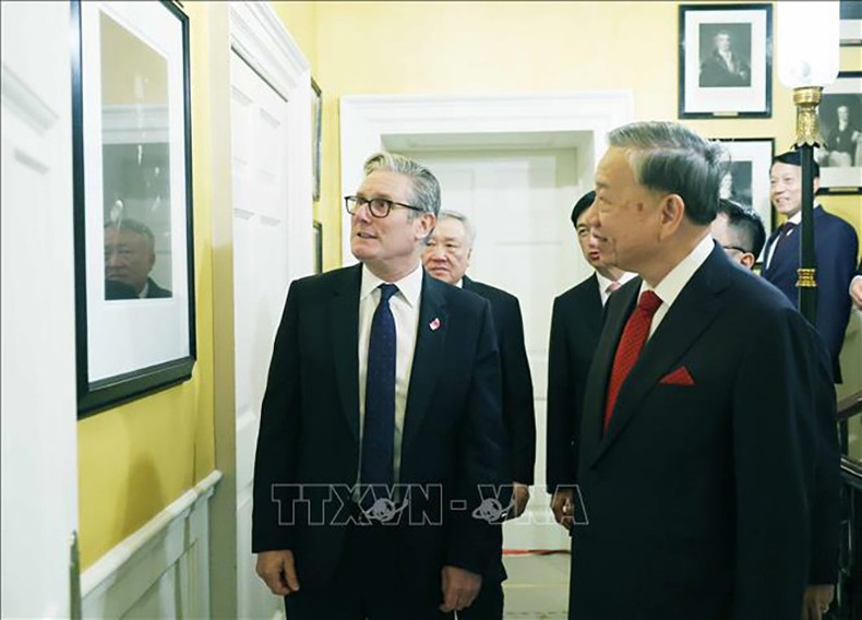 Премьер-министр Кир Стармер и Генеральный секретарь ЦК КПВ То Лам в канцелярии Премьер-министра. Фото: ВИА vna-potal-le-don-chinh-thuc-tong-bi-thu-to-lam-tham-chinh-thuc-lien-hiep-vuong-quoc-anh-va-bac-ireland-stand.jpg