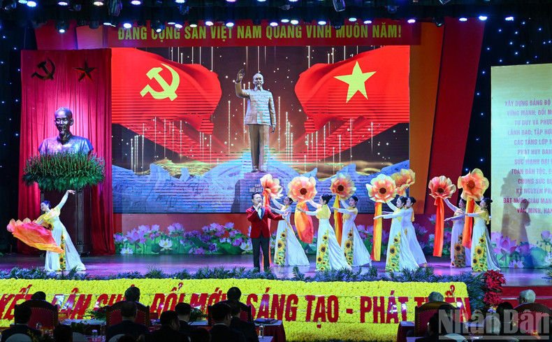 Художественный номер на конференции. Фото: Зюи Линь image-2025-09-23t104504021.jpg