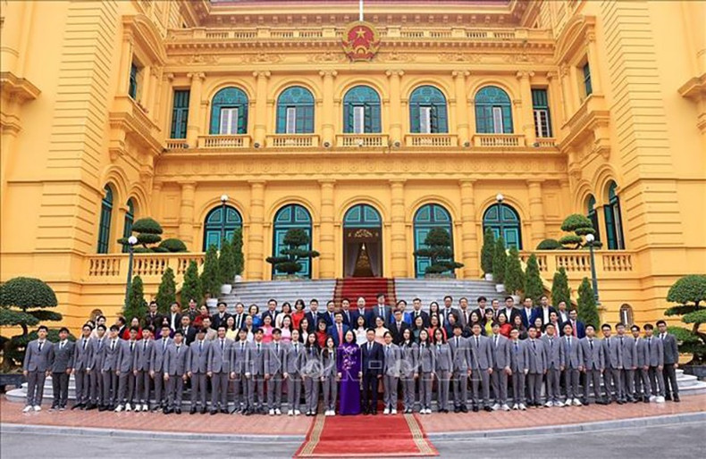 vna-potal-pho-chu-tich-nuoc-trao-huan-chuong-lao-dong-cho-cac-hoc-sinh-doat-giai-olympic-va-khoa-hoc-ky-thuat-quoc-te-nam-2025-stand-3.jpg