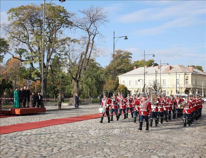 Общий вид церемонии встречи. Фото: ВИА vna-potal-le-don-tong-bi-thu-to-lam-va-phu-nhan-tham-chinh-thuc-bulgaria-stand-4.jpg
