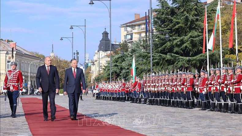 Генеральный секретарь ЦК КПВ То Лам и Президент Болгарии Румен Радев обходят строй почетного караула. Фото: ВИА vna-potal-le-don-tong-bi-thu-to-lam-va-phu-nhan-tham-chinh-thuc-bulgaria-stand.jpg