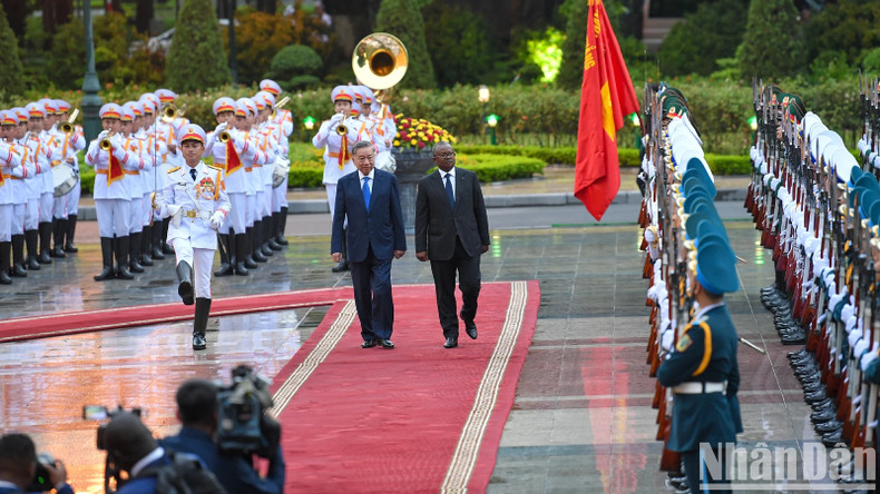 Генеральный секретарь ЦК КПВ, Президент СРВ То Лам и Президент Республики Гвинея-Бисау Умару Сисоку Эмбало обходят строй почетного караула. Фото: Тхэ Дай