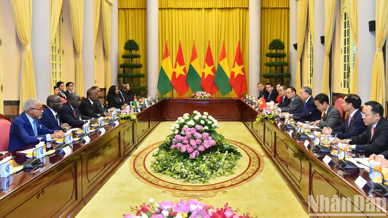 После официальной церемонии встречи стороны провели переговоры. Фото: Тхюи Нгуен