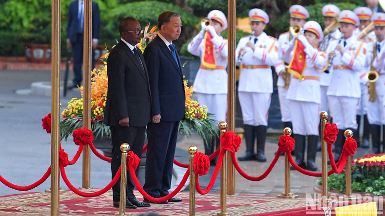 Исполняются государственные гимны. Фото: Тхэ Дай