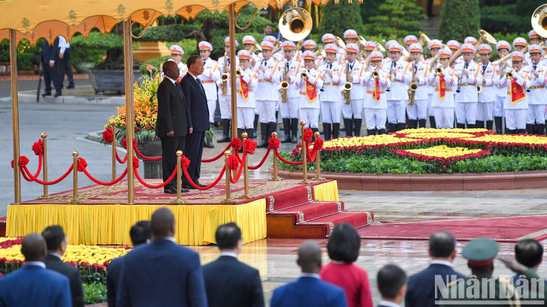 Генеральный секретарь ЦК КПВ, Президент СРВ То Лам и Президент Республики Гвинея-Бисау Умару Сисоку Эмбало на церемонии встречи. Фото: Тхэ Дай