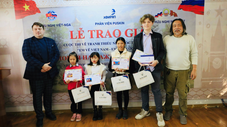 Вручение сертификатов и подарков участникам, занявшим третье место. Фото: Чан Хиеу Вручение сертификатов и подарков участникам, занявшим третье место. Фото: Чан Хиеу