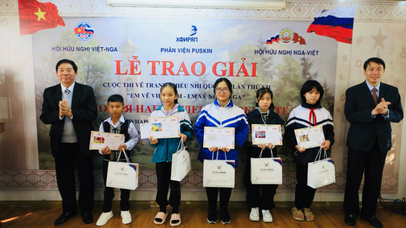 Вручение сертификатов и подарков участникам, занявшим первое место. Фото: Чан Хиеу Вручение сертификатов и подарков участникам, занявшим первое место. Фото: Чан Хиеу