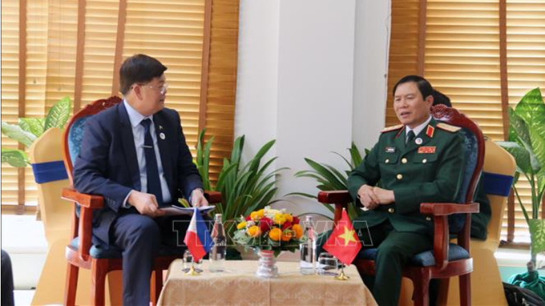 Генерал-полковник Нгуен Тан Кыонг и Замминистра обороны Филиппин Иринео К. Эспино. Фото: ВИА Генерал-полковник Нгуен Тан Кыонг и Замминистра обороны Филиппин Иринео К. Эспино. Фото: ВИА