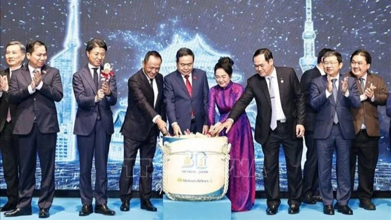 Председатель НС Чан Тхань Ман с супругой на церемонии праздновании 30-летия открытия прямого рейса «Vietnam Airlines» между Вьетнамом и Японией. Фото: ВИА Председатель НС Чан Тхань Ман с супругой на церемонии праздновании 30-летия открытия прямого рейса «Vietnam Airlines» между Вьетнамом и Японией. Фото: ВИА
