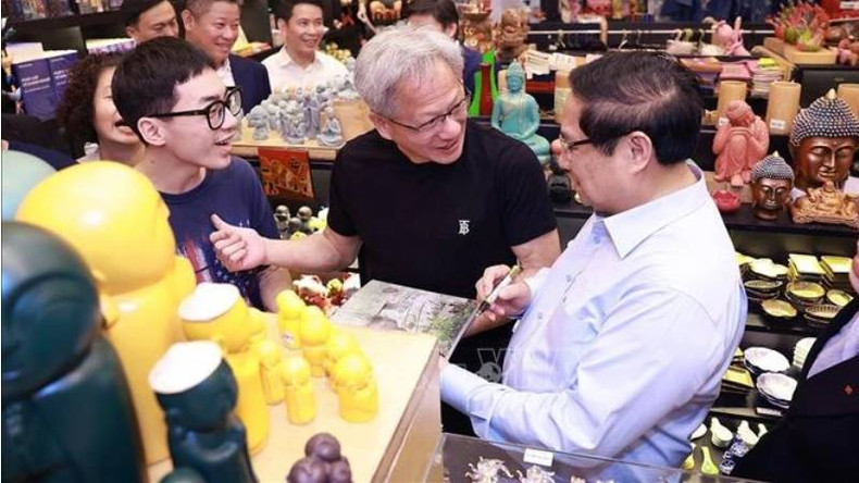 Премьер-министр Фам Минь Тьинь и г-н Дженсен Хуанг посещают книжный магазин в районе Старого квартала. Премьер-министр Фам Минь Тьинь и г-н Дженсен Хуанг посещают книжный магазин в районе Старого квартала.