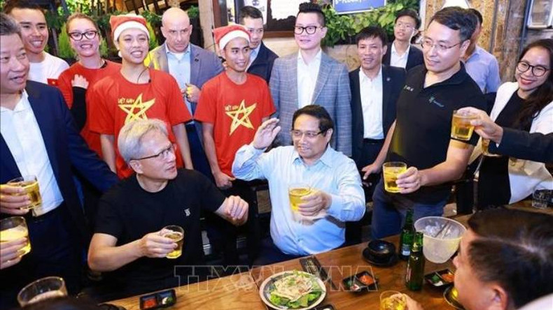 Премьер-министр Фам Минь Тьинь и г-н Дженсен Хуанг наслаждаются уличной едой Ханоя. Премьер-министр Фам Минь Тьинь и г-н Дженсен Хуанг наслаждаются уличной едой Ханоя.