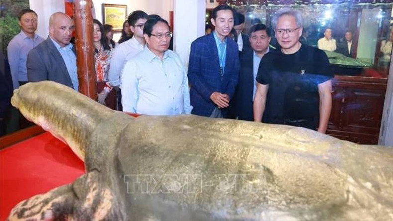 Премьер-министр Фам Минь Тьинь и г-н Дженсен Хуанг посещают храм Нгокшон. Премьер-министр Фам Минь Тьинь и г-н Дженсен Хуанг посещают храм Нгокшон.