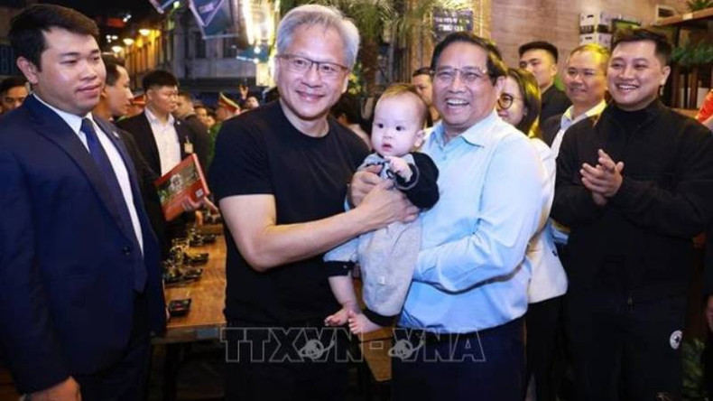 Премьер-министр Фам Минь Тьинь и г-н Дженсен Хуанг посещают Старый квартал и встречаются с местными жителями. Премьер-министр Фам Минь Тьинь и г-н Дженсен Хуанг посещают Старый квартал и встречаются с местными жителями.