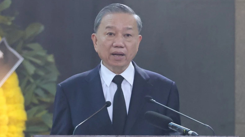 Президент То Лам выступает с траурной речью.