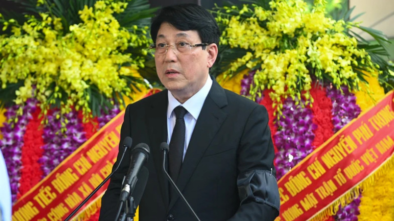 Товарищ Лыонг Кыонг, член Политбюро, Постоянный член Секретариата, глава Комитета по организации траурной церемонии Генерального секретаря ЦК КПВ Нгуен Фу Чонга, высказал слова благодарности. Товарищ Лыонг Кыонг, член Политбюро, Постоянный член Секретариата, глава Комитета по организации траурной церемонии Генерального секретаря ЦК КПВ Нгуен Фу Чонга, высказал слова благодарности.