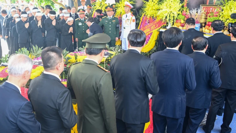 Руководители Партии и Государства, родные и близкие Генерального секретаря ЦК КПВ Нгуен Фу Чонга обходили могилу. Руководители Партии и Государства, родные и близкие Генерального секретаря ЦК КПВ Нгуен Фу Чонга обходили могилу.