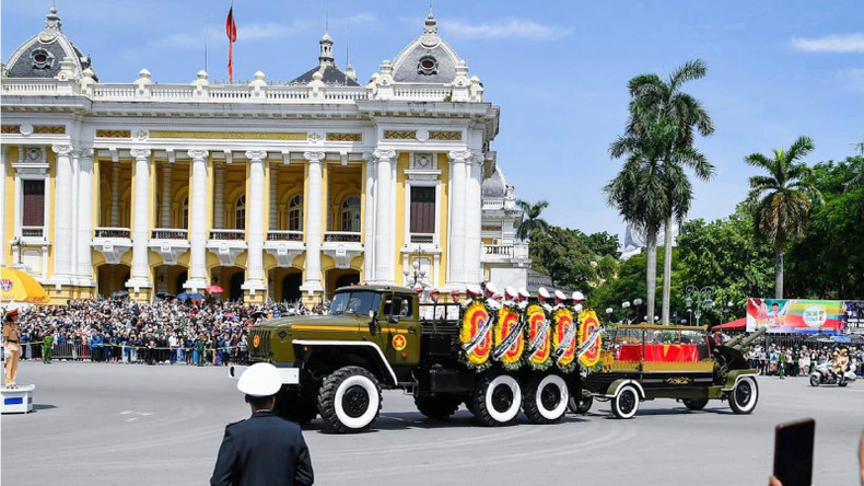 Гроб с телом Генерального секретаря ЦК КПВ Нгуен Фу Чонга везут по улицам Ханоя.