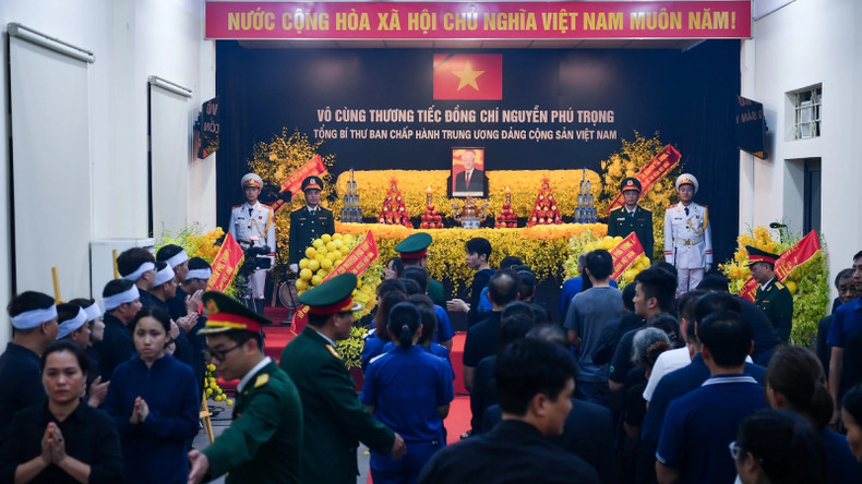 Многочисленные жители стоят в большой очереди, чтобы почтить память Генерального секретаря ЦК КПВ.