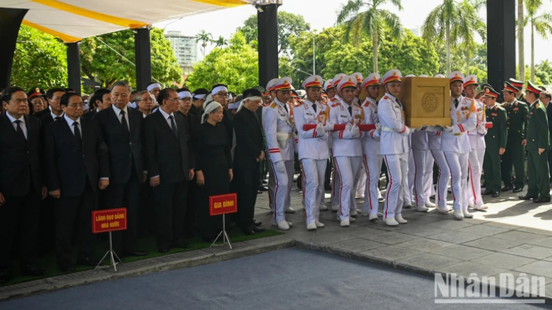 Гроб с телом Генерального секретаря ЦК КПВ Нгуен Фу Чонга перенесли к месту погребения. Гроб с телом Генерального секретаря ЦК КПВ Нгуен Фу Чонга перенесли к месту погребения.