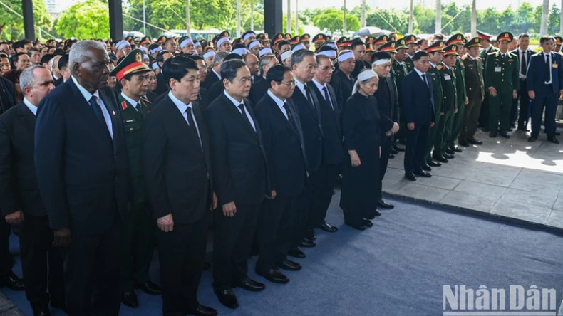 Действующие и бывшие руководители Партии и Государства, международные делегаты, супруга, родные и близкие Генерального секретаря ЦК КПВ Нгуен Фу Чонга минутой молчания почтили память Генерального секретаря ЦК КПВ. Действующие и бывшие руководители Партии и Государства, международные делегаты, супруга, родные и близкие Генерального секретаря ЦК КПВ Нгуен Фу Чонга минутой молчания почтили память Генерального секретаря ЦК КПВ.