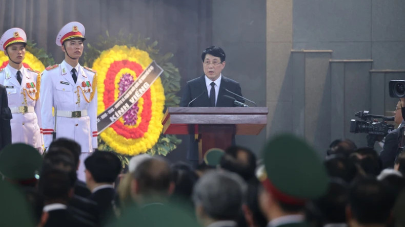 Товарищ Лыонг Кыонг, член Политбюро, Постоянный член Секретариата, глава Комитета по организации траурной церемонии Генерального секретаря ЦК КПВ Нгуен Фу Чонга, выступает с речью.