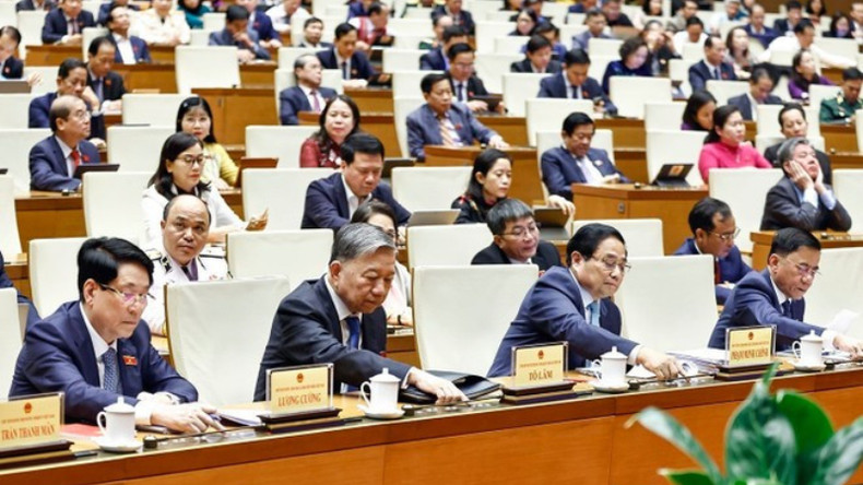 Генеральный секретарь ЦК КПВ То Лам (второй слева), Президент Лыонг Кыонг (первый слева), Премьер-министр Фам Минь Тьинь (третий слева) и депутаты голосуют за утверждение руководящего принципа об инвестициях в проект атомной электростанции Ниньтхуан. Генеральный секретарь ЦК КПВ То Лам (второй слева), Президент Лыонг Кыонг (первый слева), Премьер-министр Фам Минь Тьинь (третий слева) и депутаты голосуют за утверждение руководящего принципа об инвестициях в проект атомной электростанции Ниньтхуан.