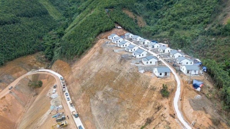 Провинция Лаокай открывает проект по восстановлению деревни Кхованг в общине Коклау уезда Бакха, которая сильно пострадала от тайфуна«Яги». Провинция Лаокай открывает проект по восстановлению деревни Кхованг в общине Коклау уезда Бакха, которая сильно пострадала от тайфуна«Яги».