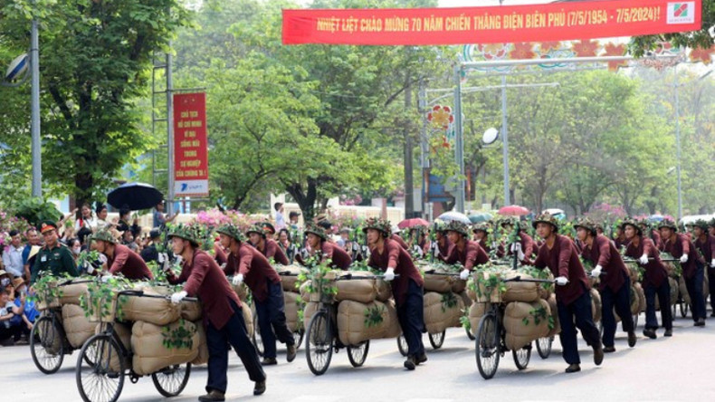 Призывники маршируют по улицам Дьенбьена в рамках празднования 70-й годовщины победы в битве под Дьенбьенфу. Призывники маршируют по улицам Дьенбьена в рамках празднования 70-й годовщины победы в битве под Дьенбьенфу.