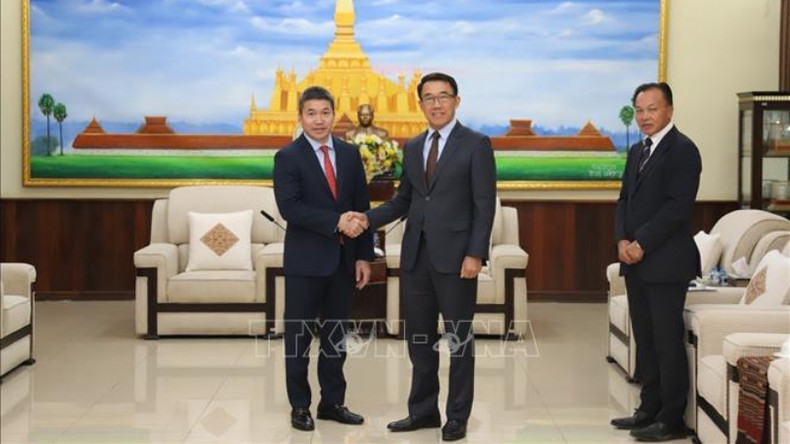 Председатель СОДВ Фан Ань Шон (слева) и исполняющий обязанности глава Отдела по внешним связям ЦК НРПЛ Боунлуа Пханданувонг. Фото: ВИА