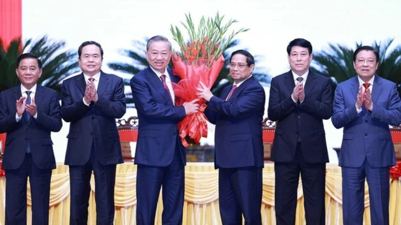 Член Политбюро, Премьер-министр Фам Минь Тьинь от имени высокопоставленных руководителей Партии и Государства дарит цветы и поздравляет товарища То Лама с избранием на пост Генерального секретаря Центрального комитета Коммунистической партии Вьетнама XIII созыва. Фото: ВИA Член Политбюро, Премьер-министр Фам Минь Тьинь от имени высокопоставленных руководителей Партии и Государства дарит цветы и поздравляет товарища То Лама с избранием на пост Генерального секретаря Центрального комитета Коммунистической партии Вьетнама XIII созыва. Фото: ВИA