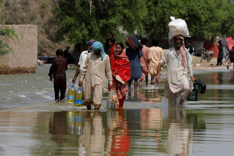 Экстремальные погодные явления возникали повсюду, от необычной жары в Европе, засухи в Африке до исторических наводнений в Пакистане и т.д. Участники 27-й сессии Конференции сторон Рамочной конвенции ООН об изменении климата (COP27) создали Фонд по компенсации убытков и ущерба, чтобы помочь развивающимся странам в борьбе с изменением климата.