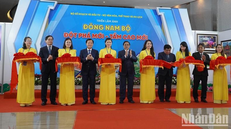 Премьер-министр Вьетнама Фам Минь Тьинь на церемонии перерезания ленточки в знак открытия фотовыставки.