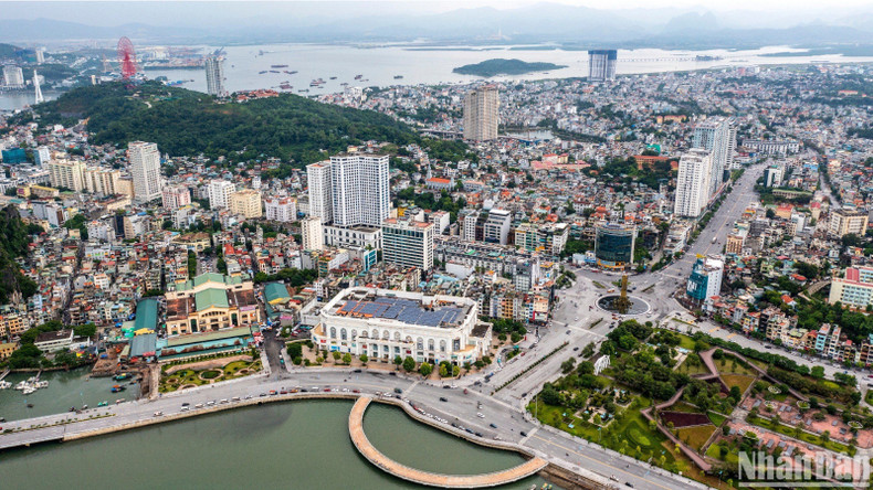 В ходе своего развития город Халонг претерпел множество значительных изменений во многих аспектах. В ходе своего развития город Халонг претерпел множество значительных изменений во многих аспектах.