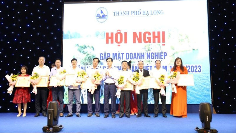 Отряд предпринимателей и предприятий обязуется внести свой вклад и объединить усилия, чтобы превратить Халонг в образцовый город. Отряд предпринимателей и предприятий обязуется внести свой вклад и объединить усилия, чтобы превратить Халонг в образцовый город.