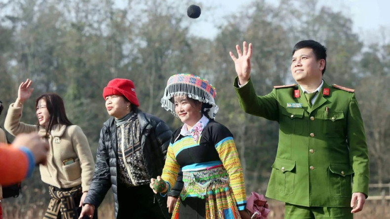 Традиционная игра по метанию Пао во время фестиваля Наопетьяу в общине Хуанян уезда Бакйен провинции Шонла. Традиционная игра по метанию Пао во время фестиваля Наопетьяу в общине Хуанян уезда Бакйен провинции Шонла.