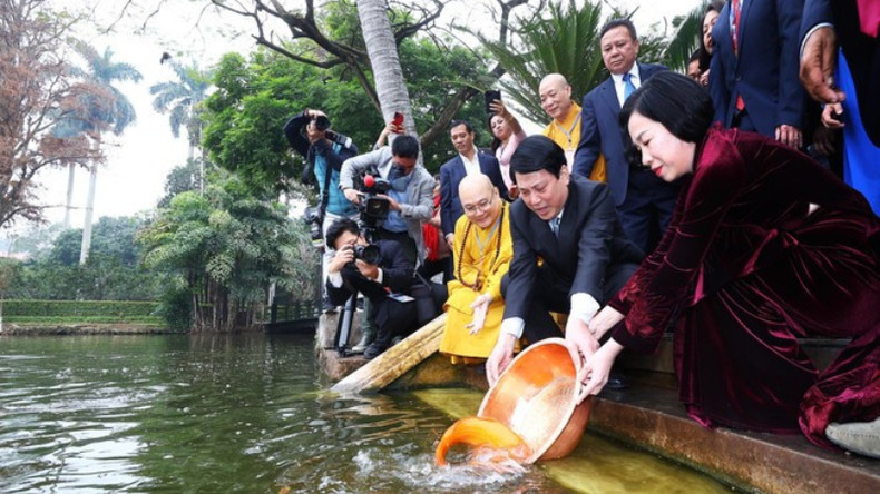 Делегаты проводят ритуал выпускания карпа. Делегаты проводят ритуал выпускания карпа.
