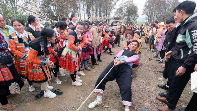 Соревнования по перетягиванию каната во время фестиваля Наопетьяу в общине Хуанян уезда Бакйен провинции Шонла. Соревнования по перетягиванию каната во время фестиваля Наопетьяу в общине Хуанян уезда Бакйен провинции Шонла.