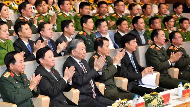 Генеральный секретарь ЦК КПВ То Лам и делегаты на программе. Фото: Данг Кхоа Генеральный секретарь ЦК КПВ То Лам и делегаты на программе. Фото: Данг Кхоа