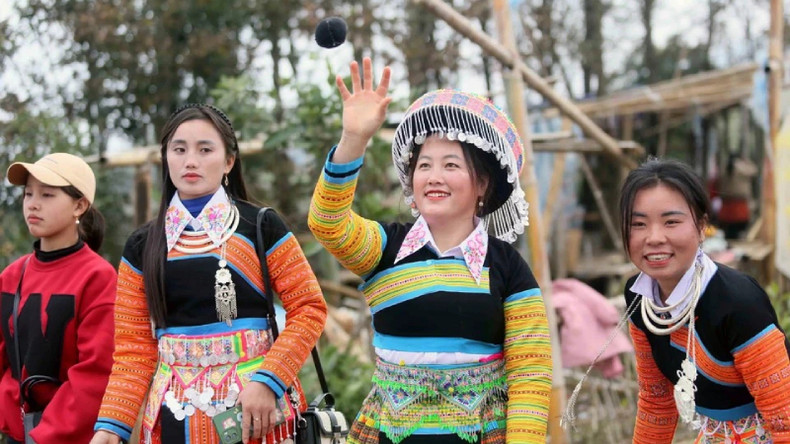 Женщины народности Монг в общине Хуанян участвуют в играх по метанию Пао (палок). Женщины народности Монг в общине Хуанян участвуют в играх по метанию Пао (палок).