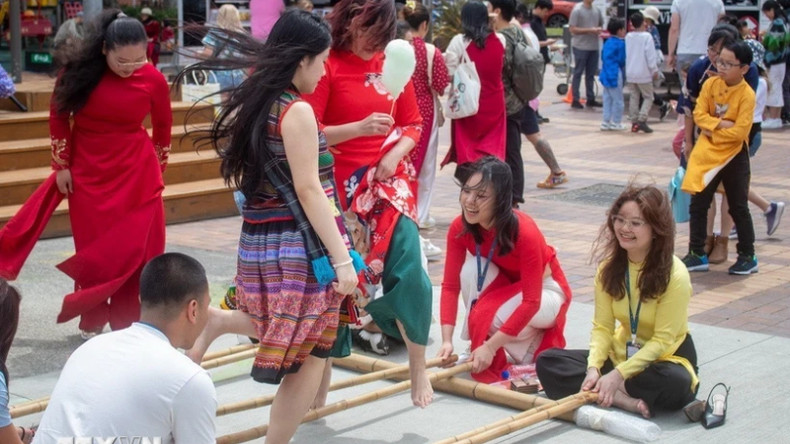 Танец «шап» на «Новогоднем базаре 2025» в Веллингтоне. Танец «шап» на «Новогоднем базаре 2025» в Веллингтоне.