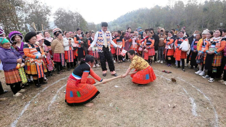 Женщины народности Монг в общине Хуанян участвуют в соревнованиях по метанию Пао (палок) во время празднования Нового года. Женщины народности Монг в общине Хуанян участвуют в соревнованиях по метанию Пао (палок) во время празднования Нового года.
