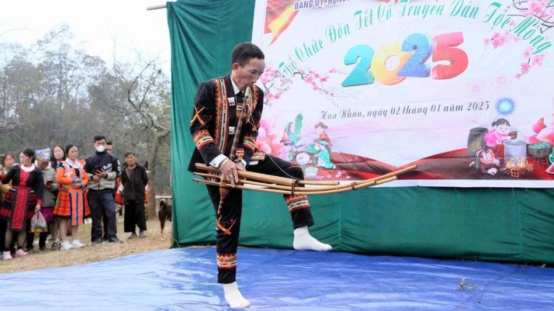 Исполнение традиционного танца «кхен» во время фестиваля Наопетьяу в общине Хуанян уезда Бакйен провинции Шонла. Исполнение традиционного танца «кхен» во время фестиваля Наопетьяу в общине Хуанян уезда Бакйен провинции Шонла.