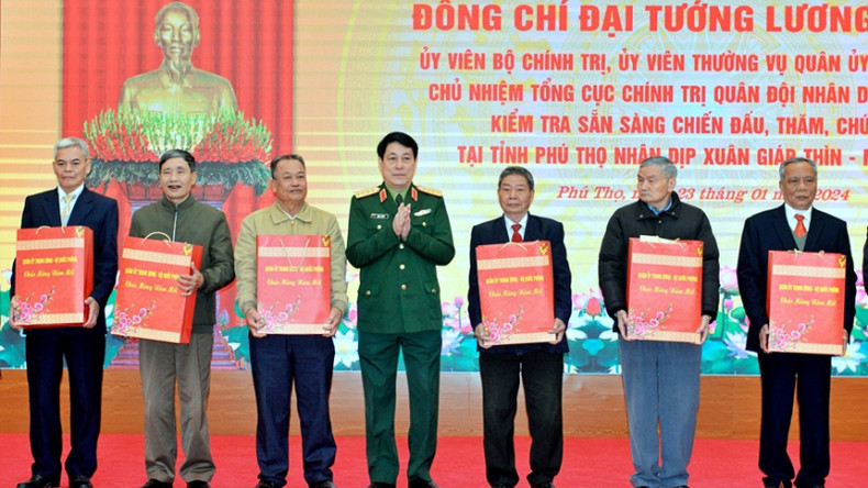 Генерал армии Лыонг Кыонг вручает подарки семьям льготной категории. Фото: qdnd.vn