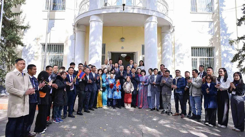 Генеральный секретарь ЦК КПВ, Президент То Лам, должностные лица и сотрудники Посольства, а также представители сообщества вьетнамцев в Монголии фотографируются на память. Фото: Нгуен Хонг Генеральный секретарь ЦК КПВ, Президент То Лам, должностные лица и сотрудники Посольства, а также представители сообщества вьетнамцев в Монголии фотографируются на память. Фото: Нгуен Хонг