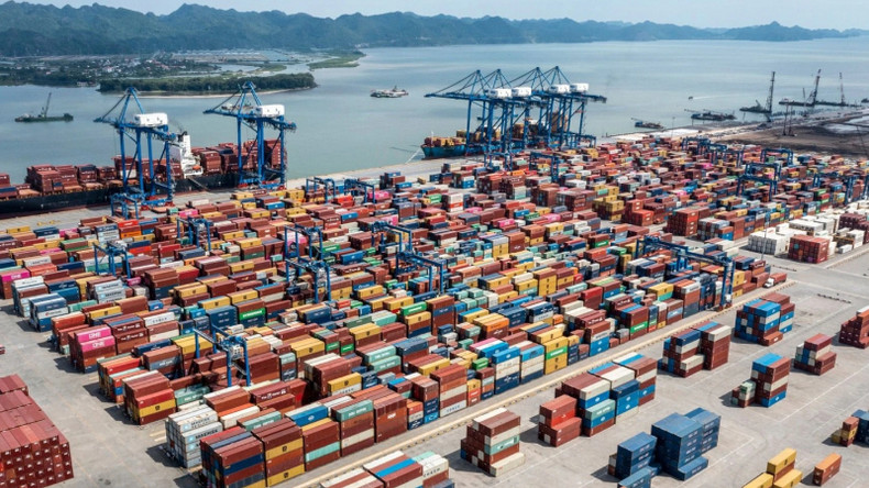 Погрузка и разгрузка товара в порту Диньву (Хайфон). Фото: Тхань Дат Погрузка и разгрузка товара в порту Диньву (Хайфон). Фото: Тхань Дат