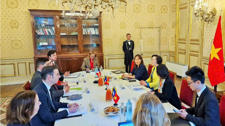 Общий вид встречи между Министром внутренних дел Вьетнама Фам Тхи Тхань Ча и Министром государственной службы, упрощения и преобразования государственной деятельности Франции Гийомом Казбаряном. Фото: moha.gov.vn Общий вид встречи между Министром внутренних дел Вьетнама Фам Тхи Тхань Ча и Министром государственной службы, упрощения и преобразования государственной деятельности Франции Гийомом Казбаряном. Фото: moha.gov.vn