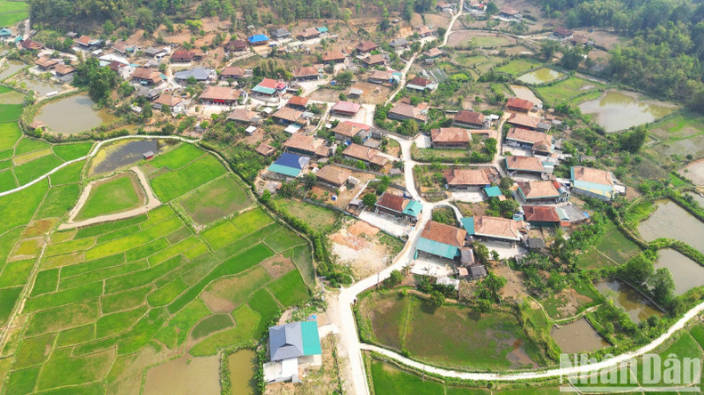 Селение Тьекан опирается на часть горного хребта Пудон. Самой высокой вершиной горного хребта является Фухуот. Она находится на высоте 1700 метров над уровнем моря. В селении проживает около 100 семей представителей народности Тхай. Селение Тьекан опирается на часть горного хребта Пудон. Самой высокой вершиной горного хребта является Фухуот. Она находится на высоте 1700 метров над уровнем моря. В селении проживает около 100 семей представителей народности Тхай.