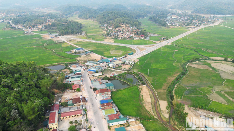 Одним из уникальных мест общественного туризма в Мыонгфанге является селение культурного туризма Тьекан. Одним из уникальных мест общественного туризма в Мыонгфанге является селение культурного туризма Тьекан.