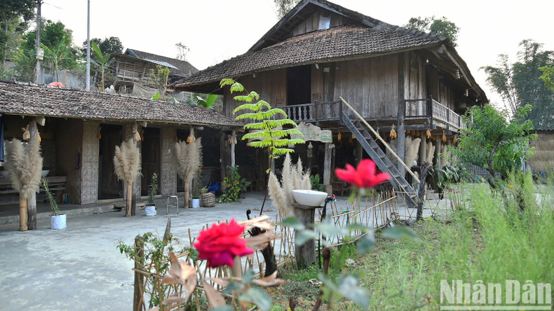 Приезжая в Тьекан, посетители могут познакомиться с повседневной жизнью, культурой и уникальными обычаями представителей народности Тхай. Приезжая в Тьекан, посетители могут познакомиться с повседневной жизнью, культурой и уникальными обычаями представителей народности Тхай.